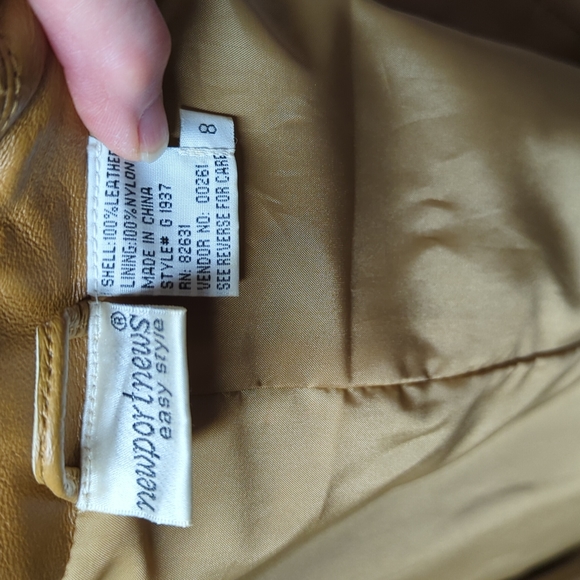 Newport News caramel colored leather jacket with pockets - Picture 2 of 4